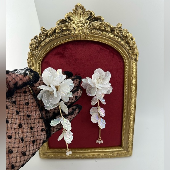 Zara Kate Middleton Elegant White Floral Drop Earrings - Picture 1 of 7